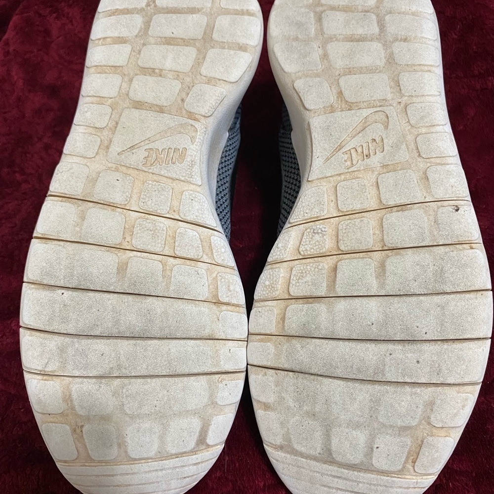 Nike Black and Gray Athletic Shoes
Size 7Y  or 8.5 in women’s. In great shape! - Picture 3 of 6